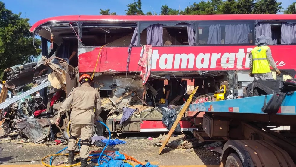 Acidente grave entre ônibus e carreta deixa 11 mortos na BR-163, em Mato Grosso