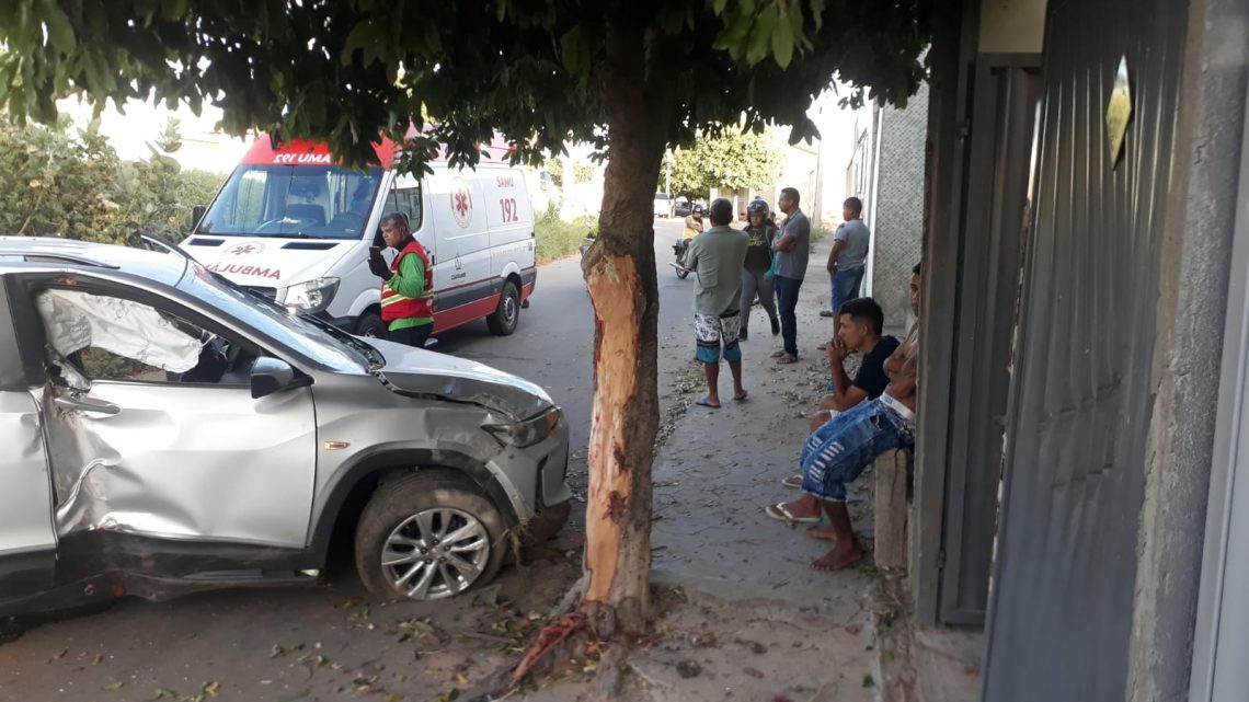 Motorista perde controle da direção e carro colide contra árvore em Guanambi