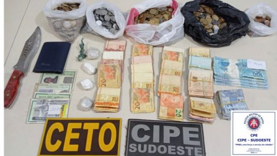 Guanambi: Ação conjunta da Cipe Sudoeste e CETO resulta na apreensão de cocaína, notas falsas e grande quantia em dinheiro
