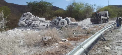 Guanambi: Caminhoneiro morre em acidente na BR-030, na “Curva da Morte”