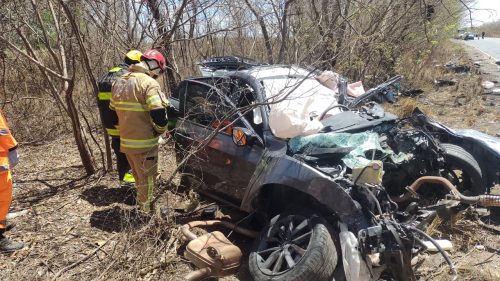 Tragédia: Casal morre e bebê fica ferido em colisão entre carro e caminhão na MG-122, entre Capitão Enéas e Janaúba